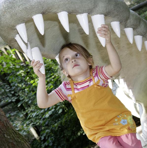 Kind im Maul des Deinosuchus